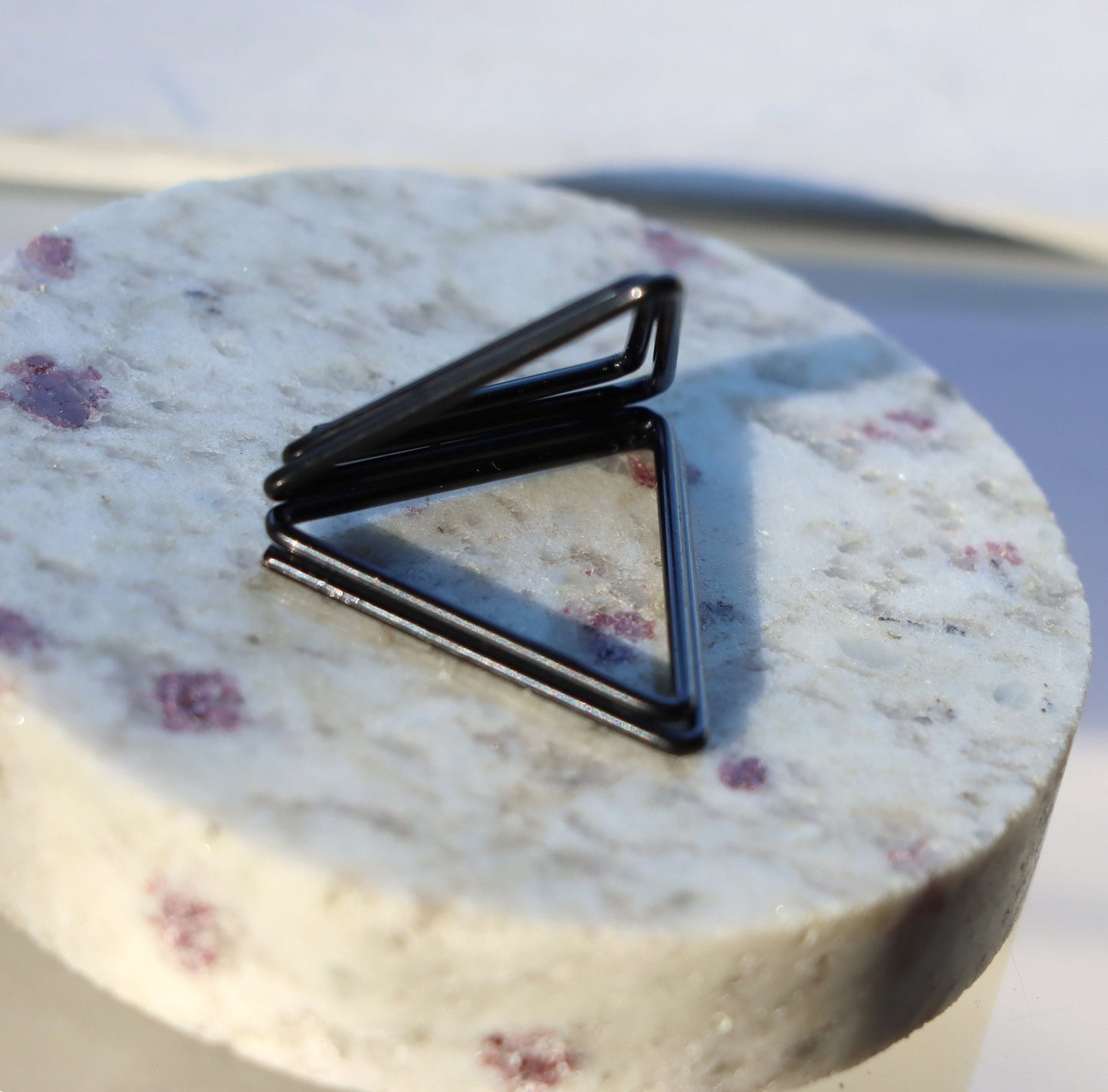 Držák na cedule trojúhelník černý - Supreme Panthers