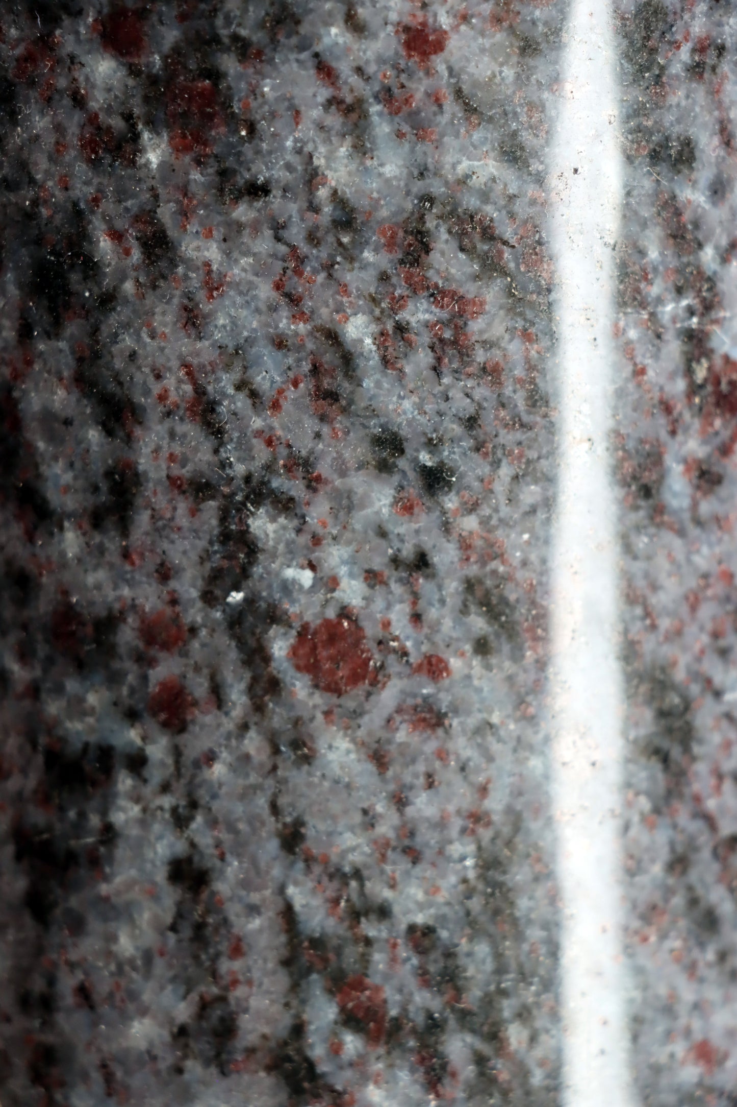 Sedýlko fialový křemen s granáty a biotitem - Supreme Panthers