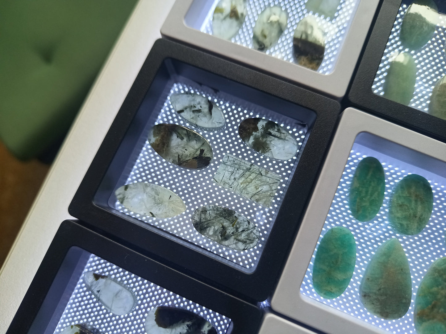 Stojan čtvercový moderní bílý - Supreme Panthers