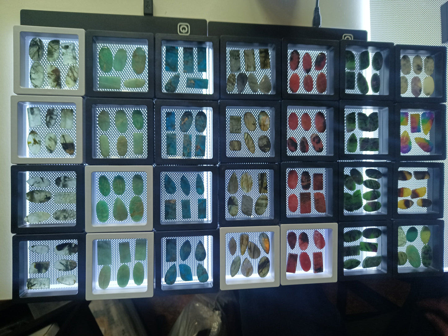 Stojan čtvercový moderní bílý - Supreme Panthers