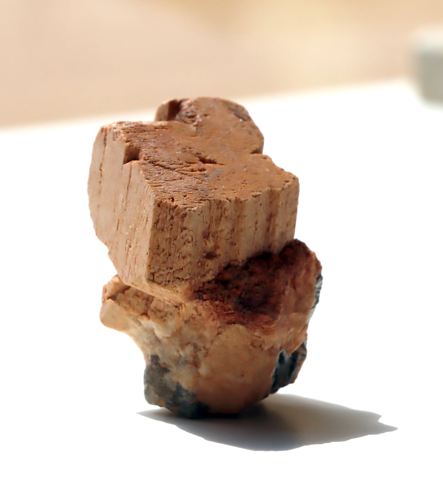 Ortoklas karlovarské dvojče na pegmatitové podložce