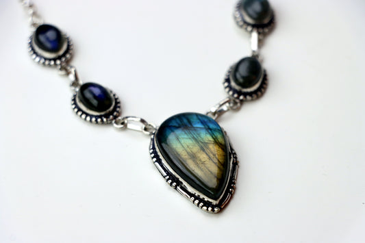 Náhrdelník „Kamenný odlesk“ – labradorit