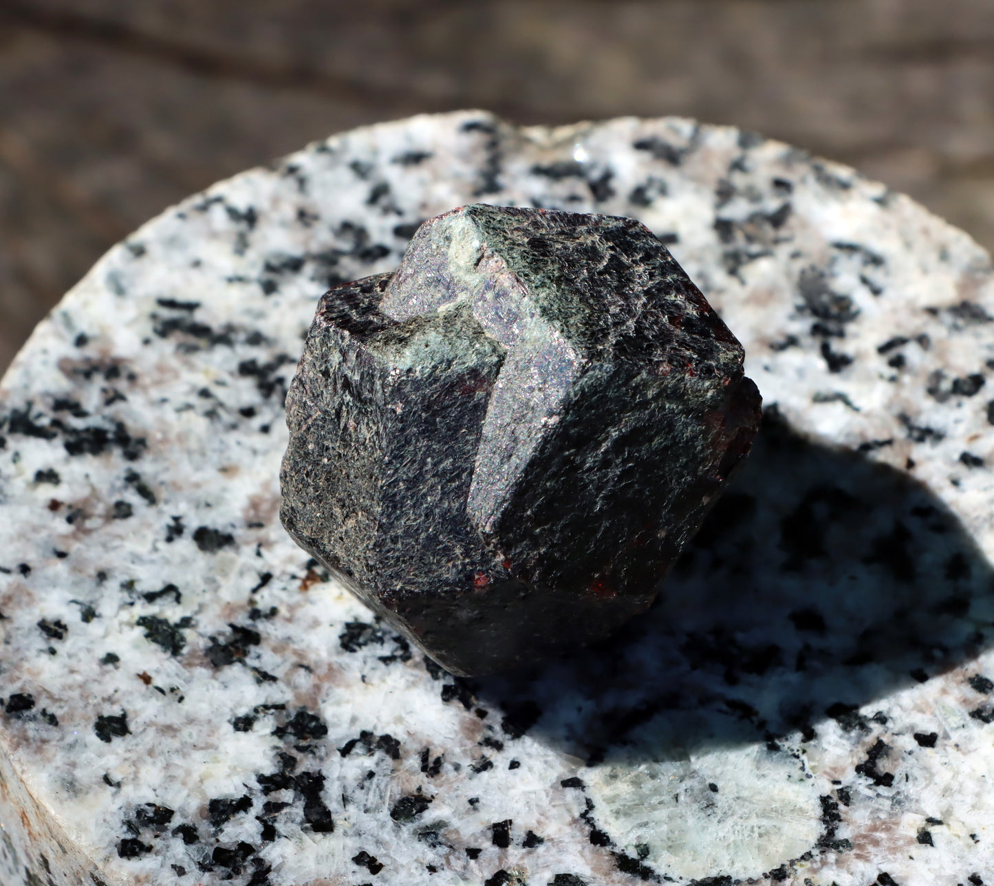 Almandin solitérní krystal