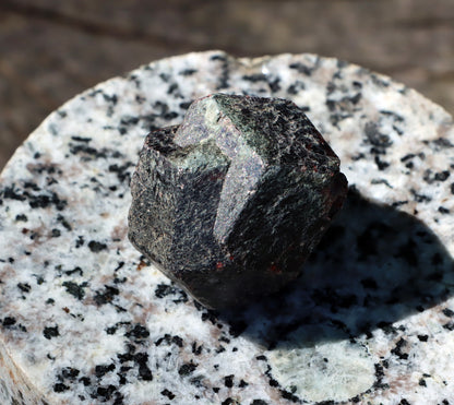 Almandin solitérní krystal