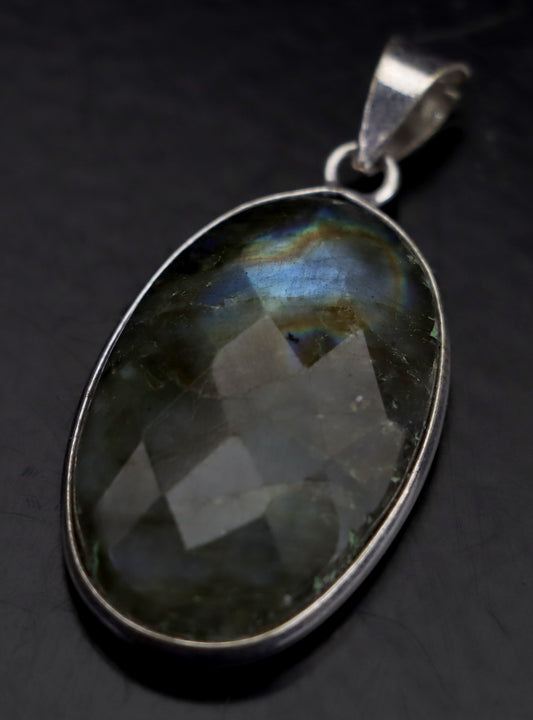 Přívěšek labradorit fazetovaný