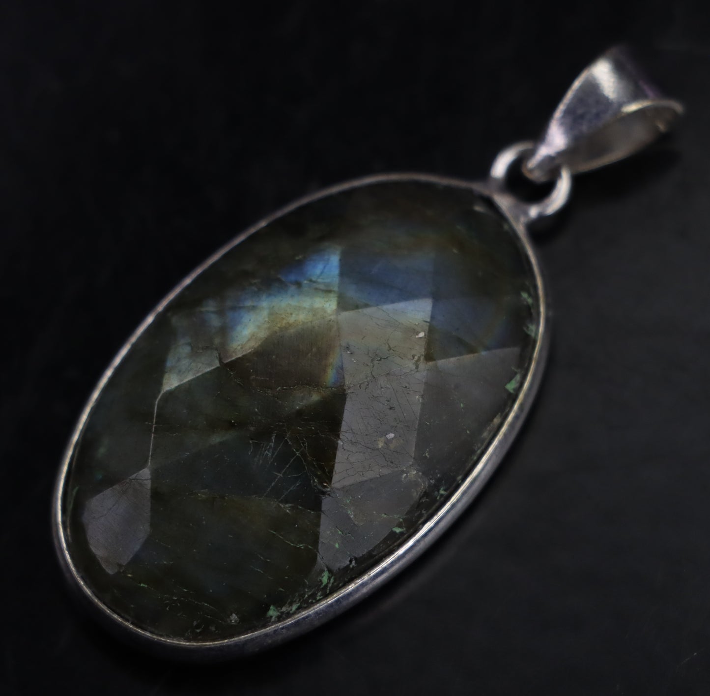 Přívěšek labradorit fazetovaný