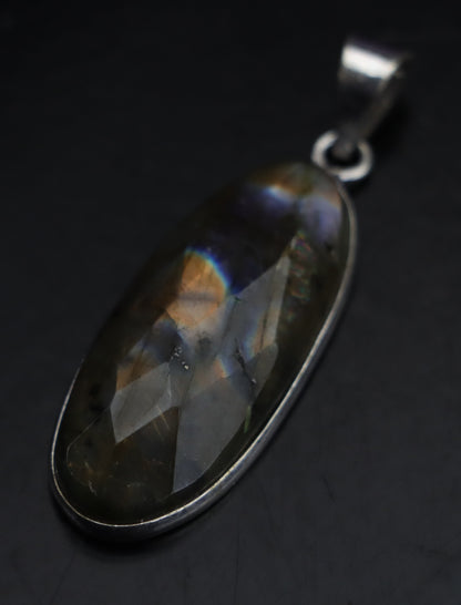 Přívěšek labradorit fazetovaný