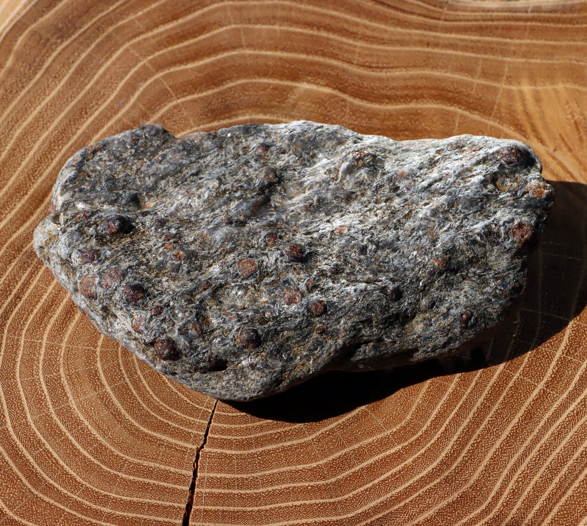 Almandiny krystaly v muskovitu - Supreme Panthers