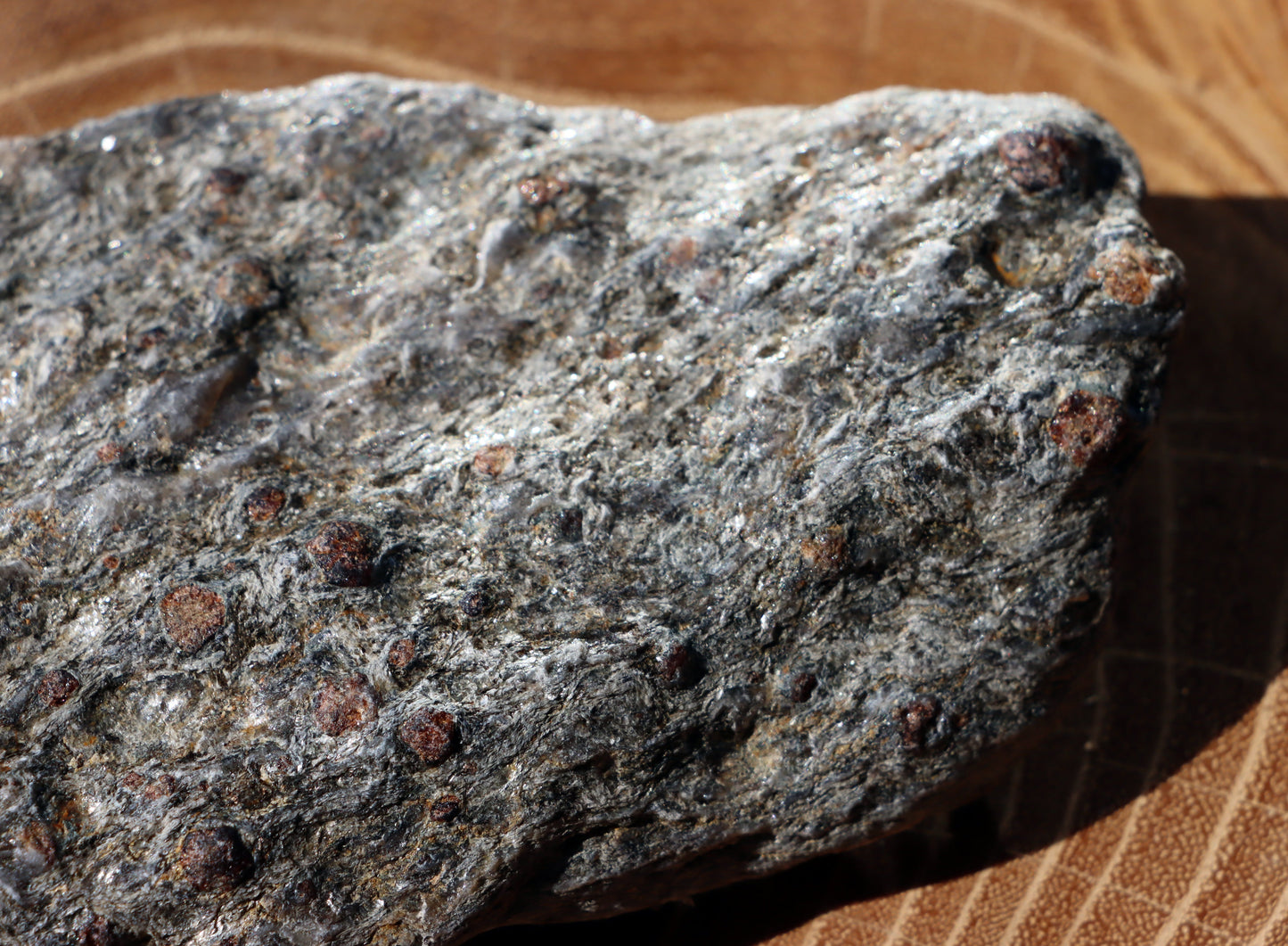 Almandiny krystaly v muskovitu - Supreme Panthers