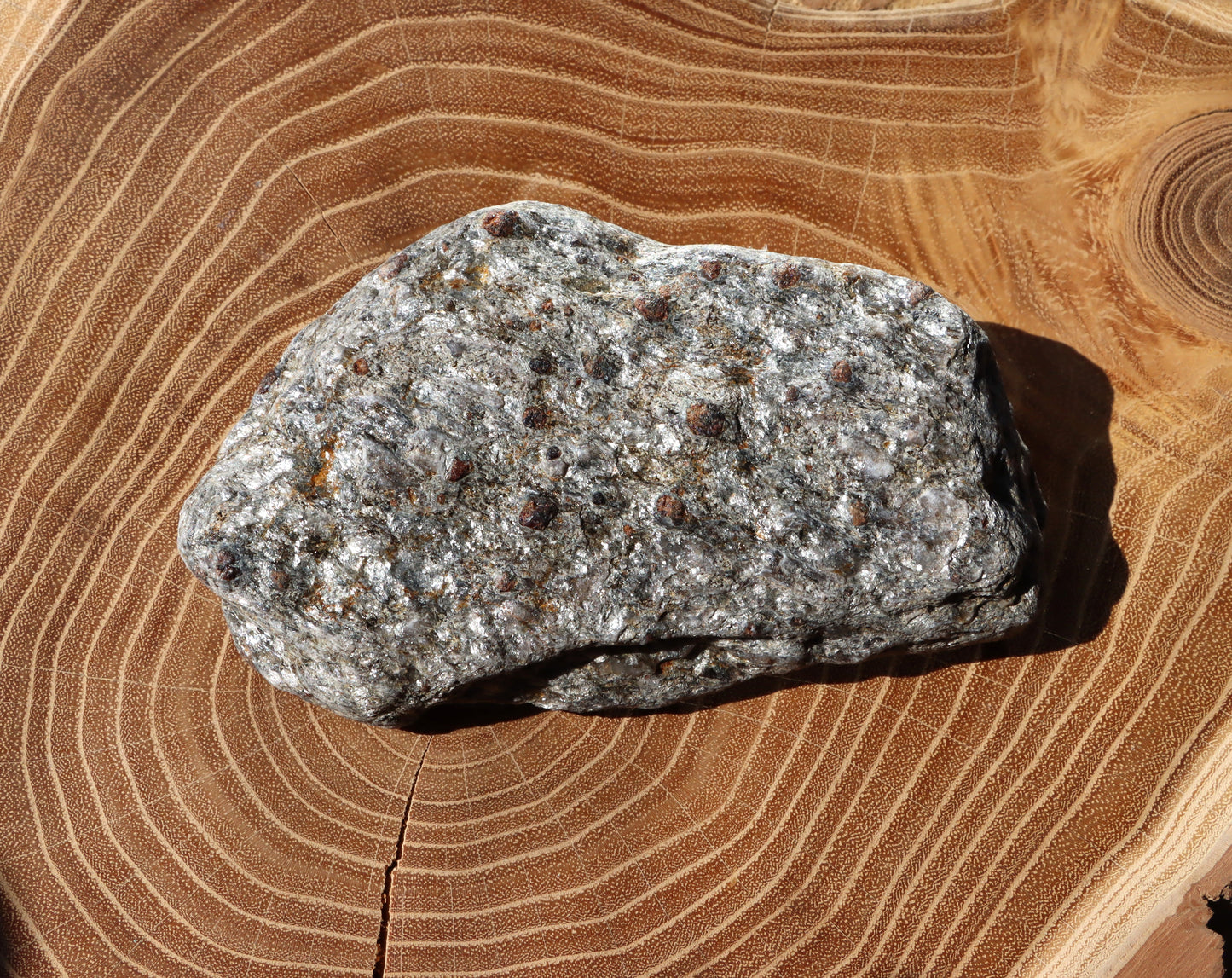 Almandiny krystaly v muskovitu - Supreme Panthers