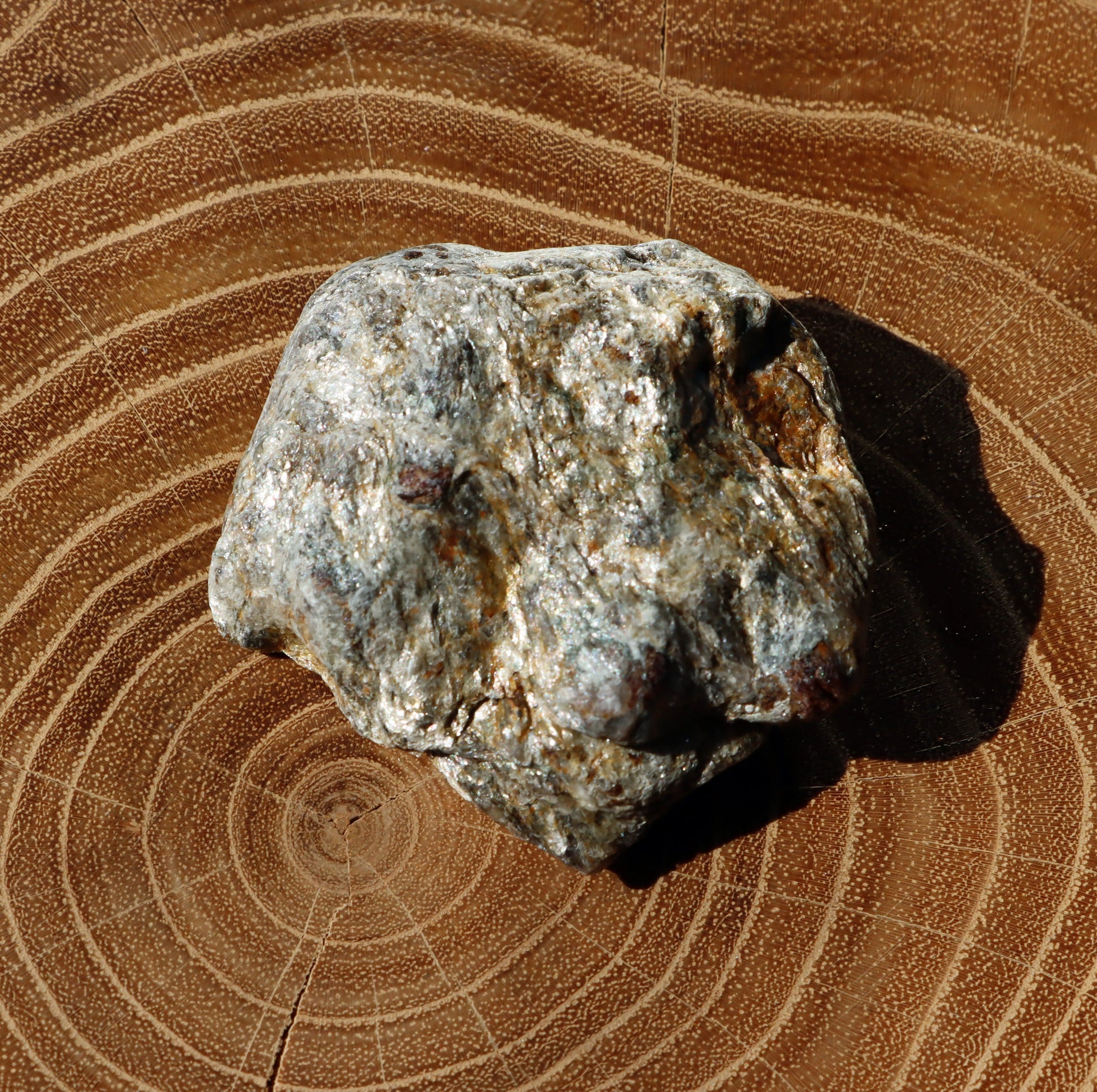 Almandiny krystaly v muskovitu - Supreme Panthers