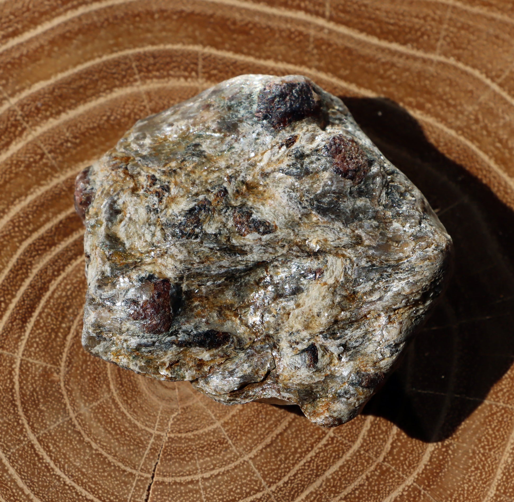 Almandiny krystaly v muskovitu - Supreme Panthers