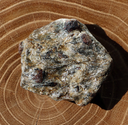 Almandiny krystaly v muskovitu - Supreme Panthers