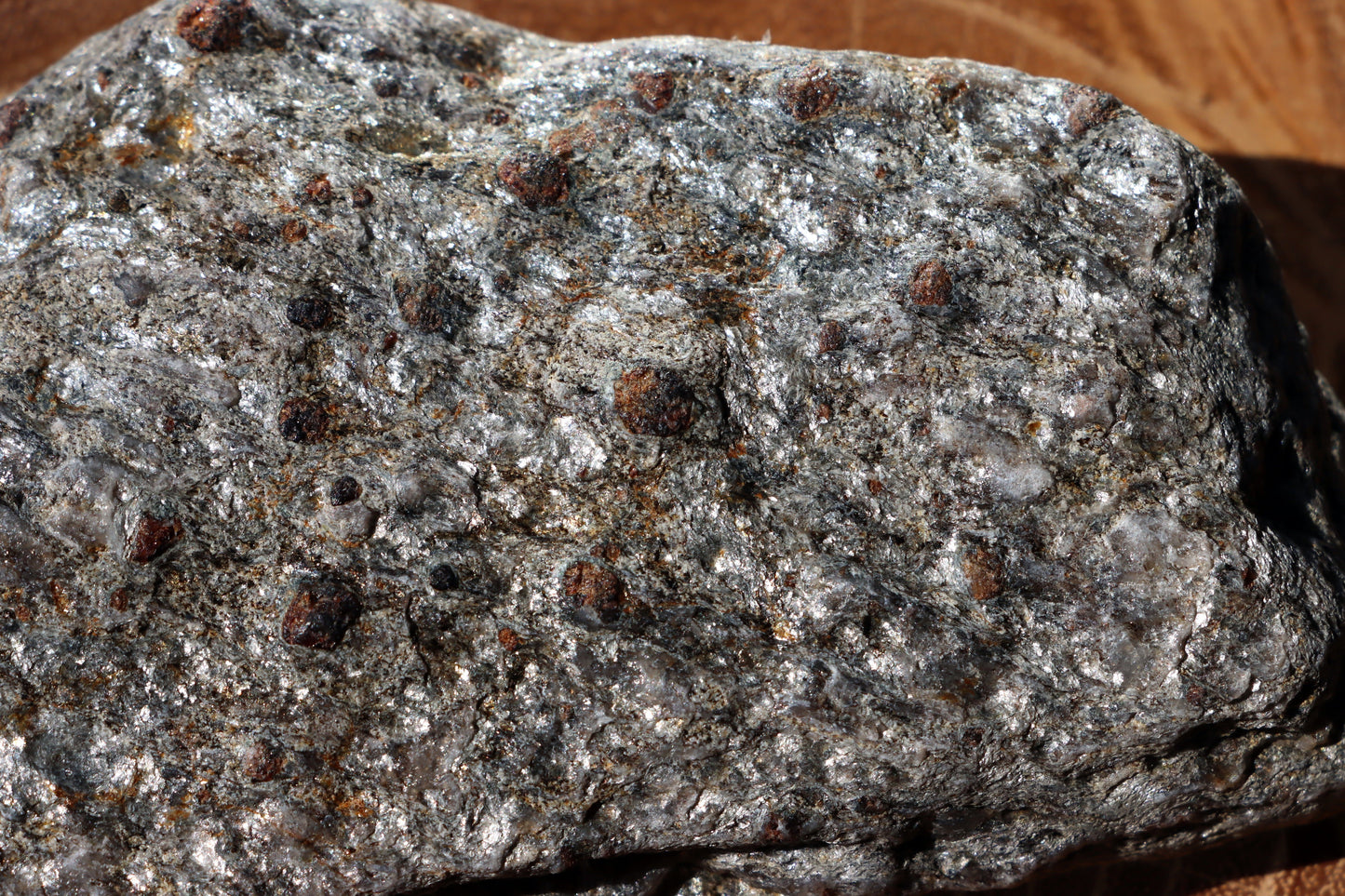 Almandiny krystaly v muskovitu - Supreme Panthers