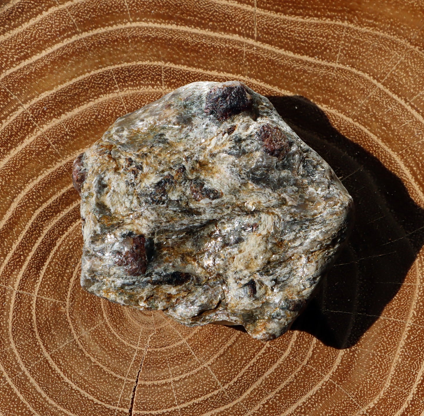 Almandiny krystaly v muskovitu - Supreme Panthers