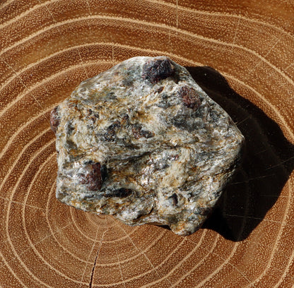 Almandiny krystaly v muskovitu - Supreme Panthers