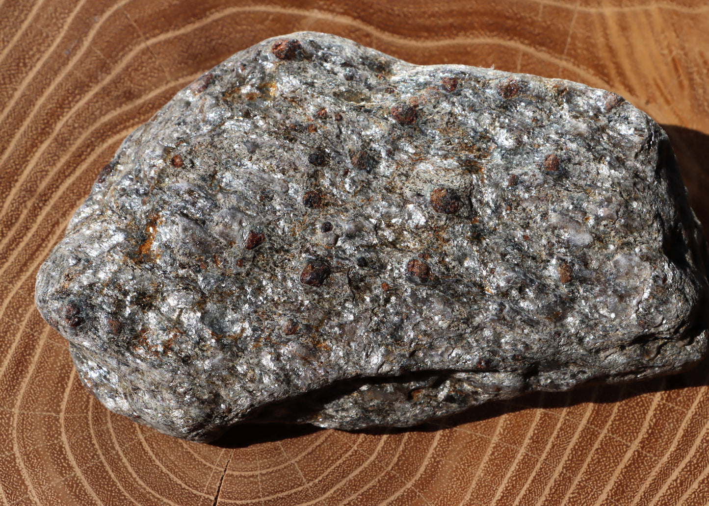 Almandiny krystaly v muskovitu - Supreme Panthers