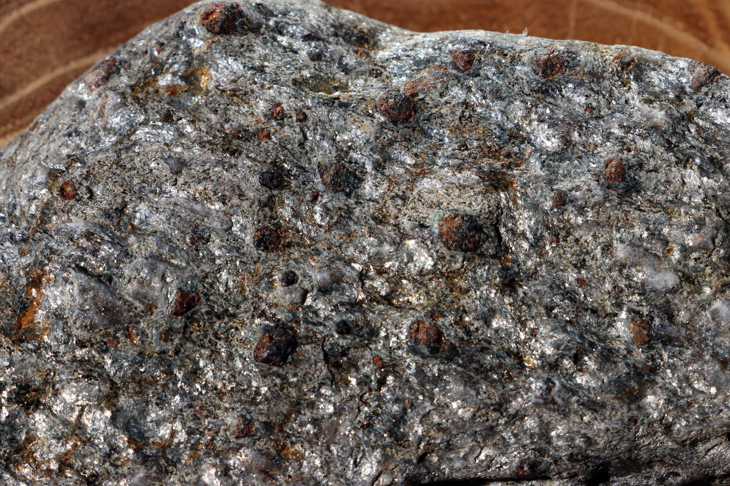 Almandiny krystaly v muskovitu - Supreme Panthers