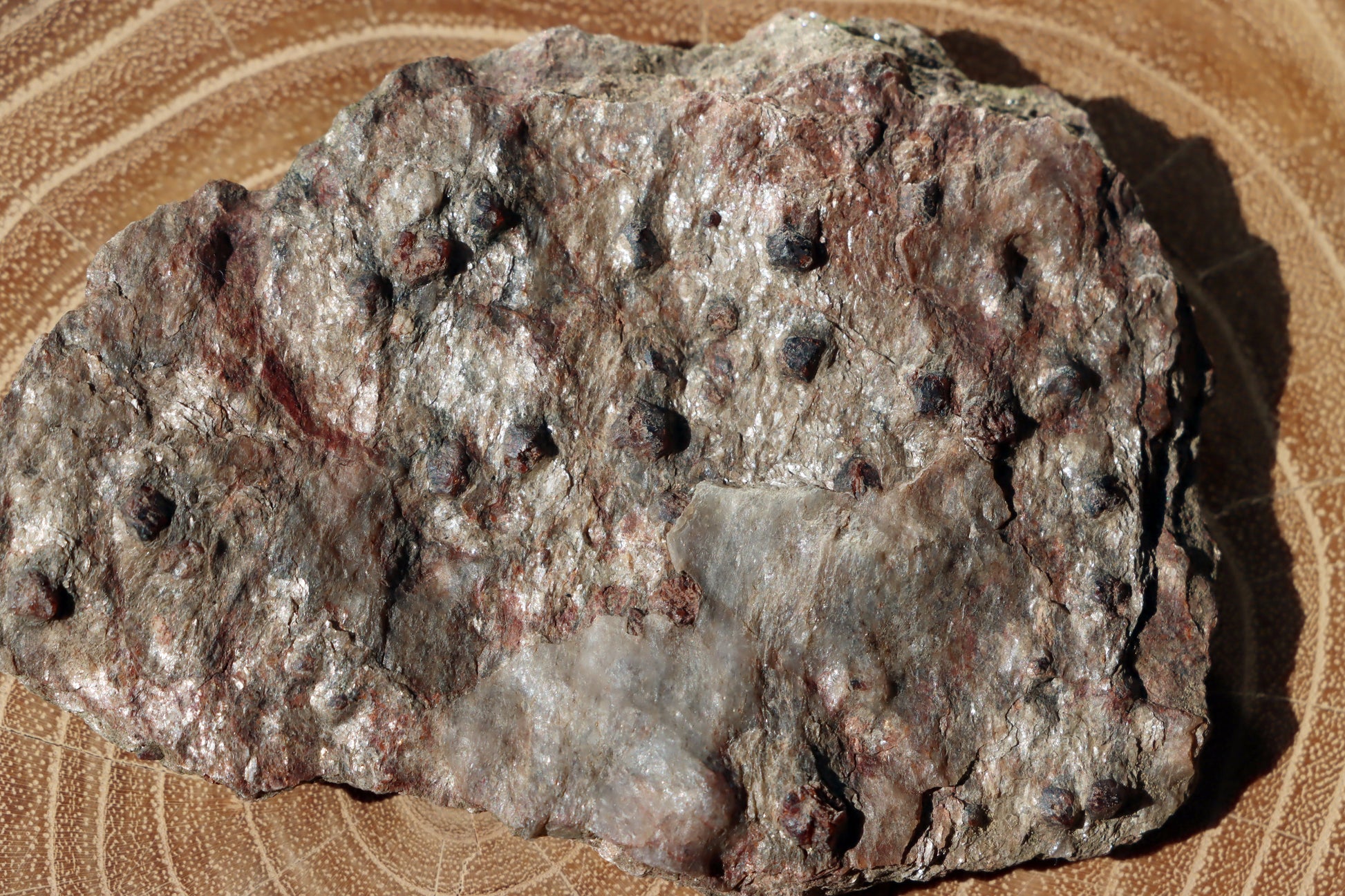 Almandiny krystaly v muskovitu - Supreme Panthers