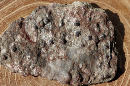 Almandiny krystaly v muskovitu - Supreme Panthers