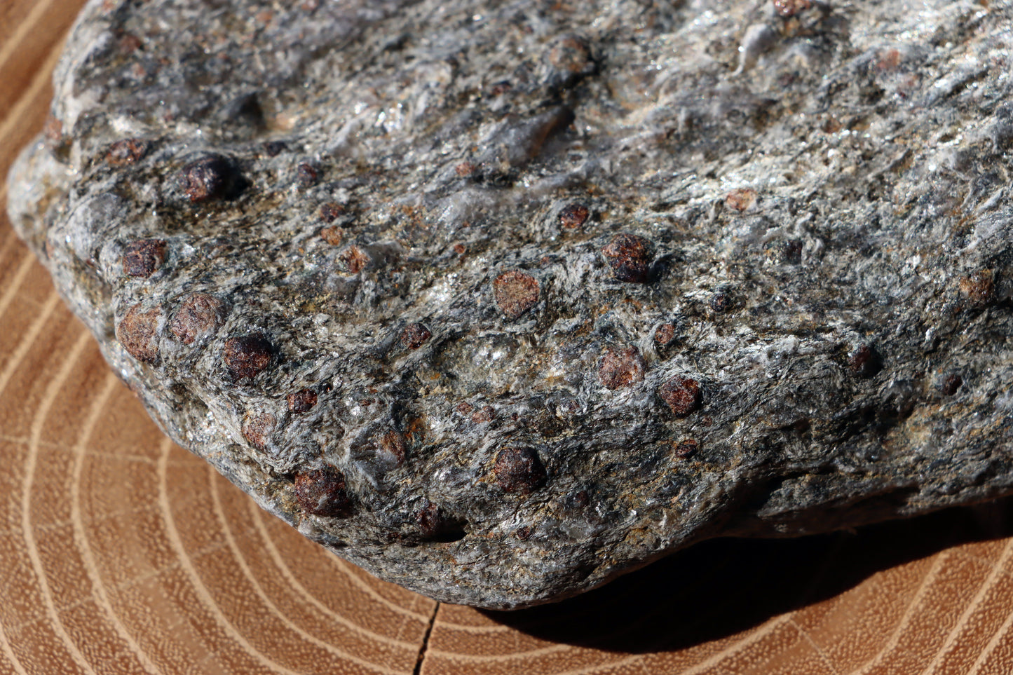 Almandiny krystaly v muskovitu - Supreme Panthers