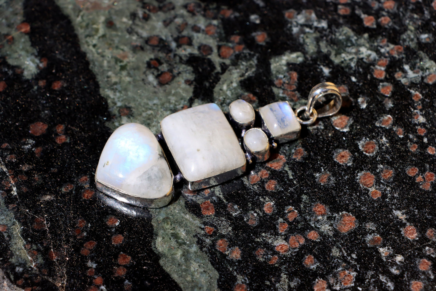 Amulet měsíční kámen "Píseň pěti lun" - Supreme Panthers