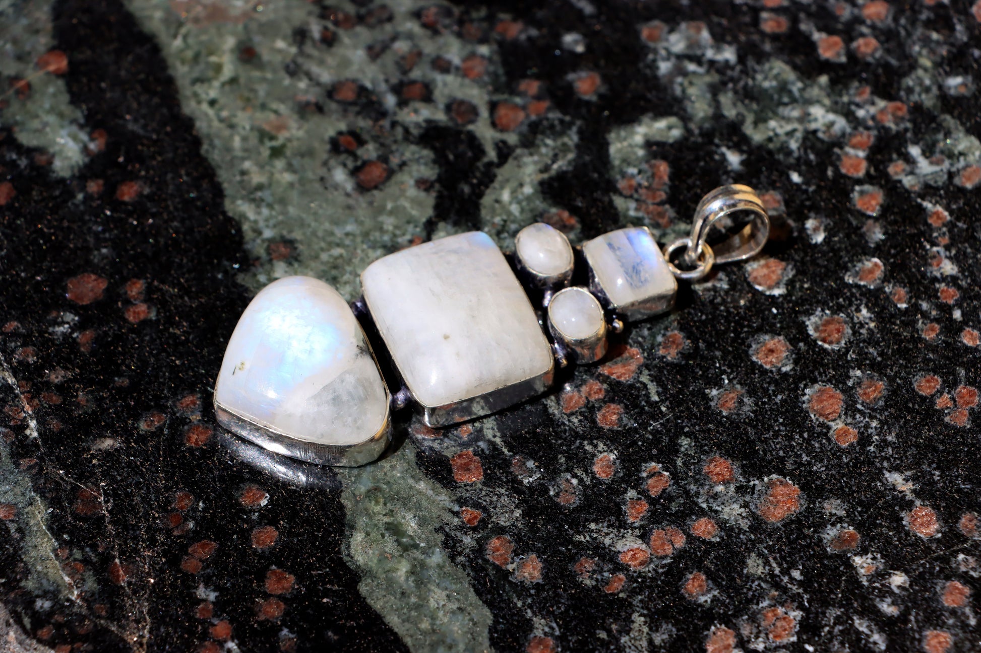 Amulet měsíční kámen "Píseň pěti lun" - Supreme Panthers