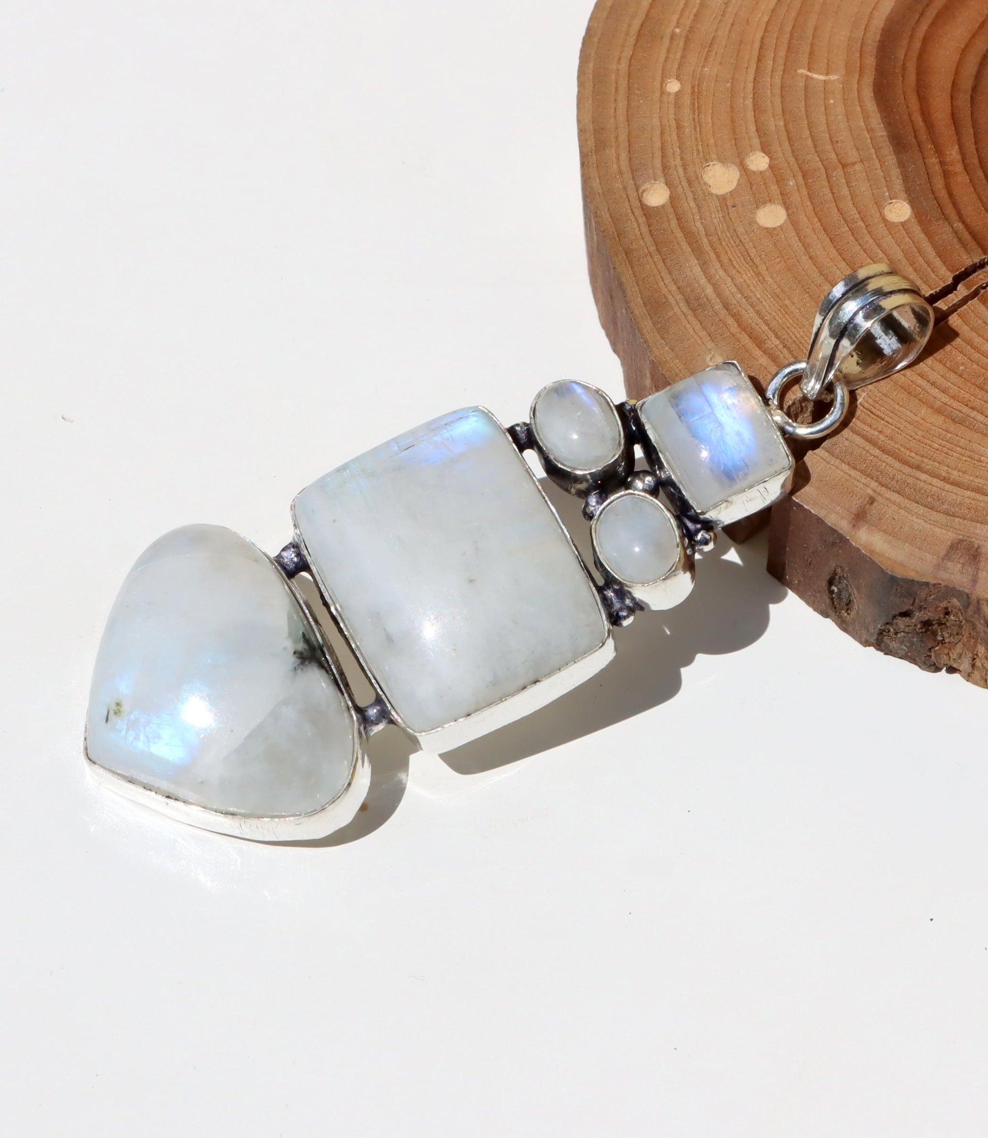 Amulet měsíční kámen "Píseň pěti lun" - Supreme Panthers