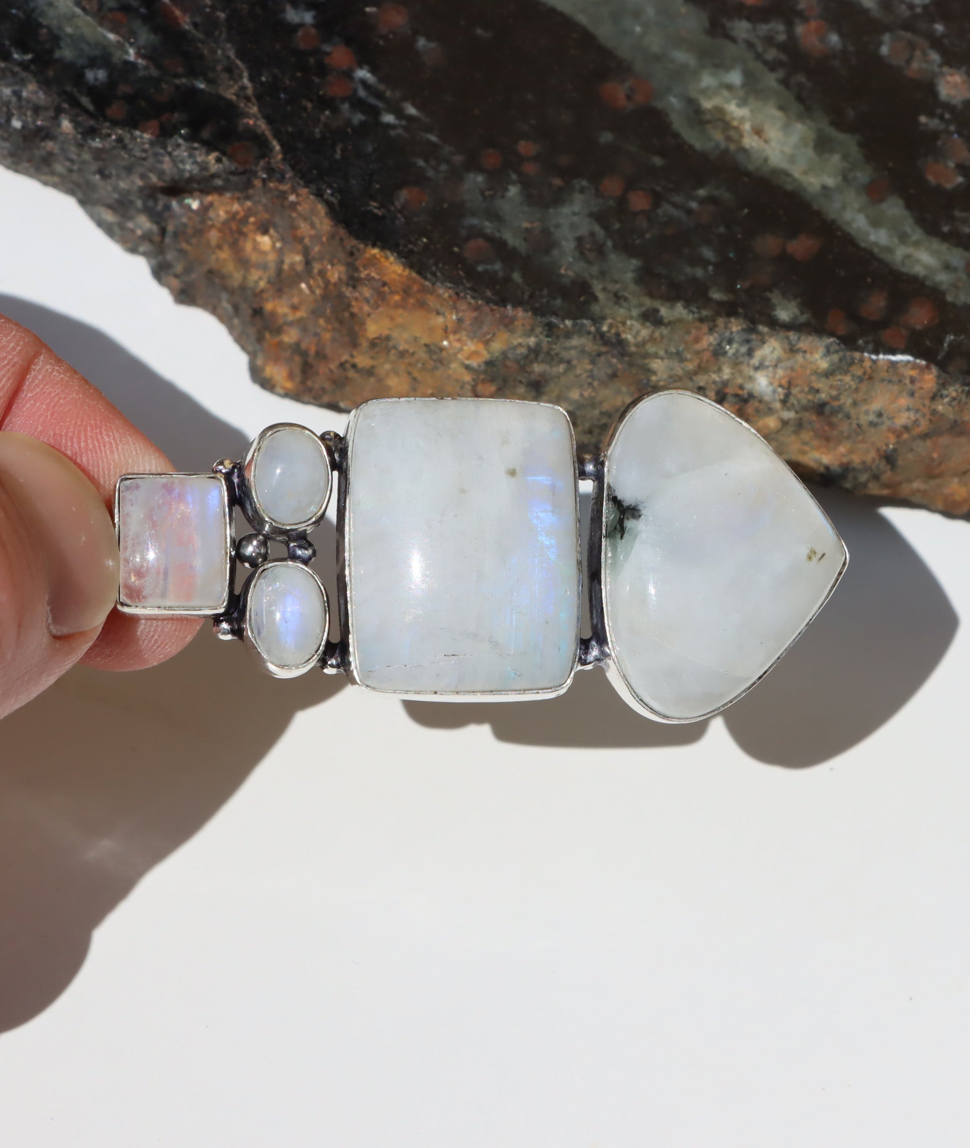 Amulet měsíční kámen "Píseň pěti lun" - Supreme Panthers