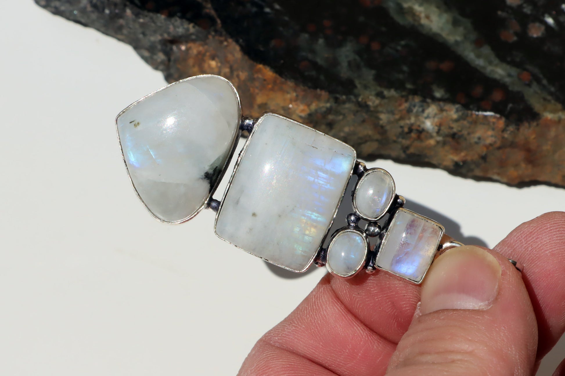 Amulet měsíční kámen "Píseň pěti lun" - Supreme Panthers