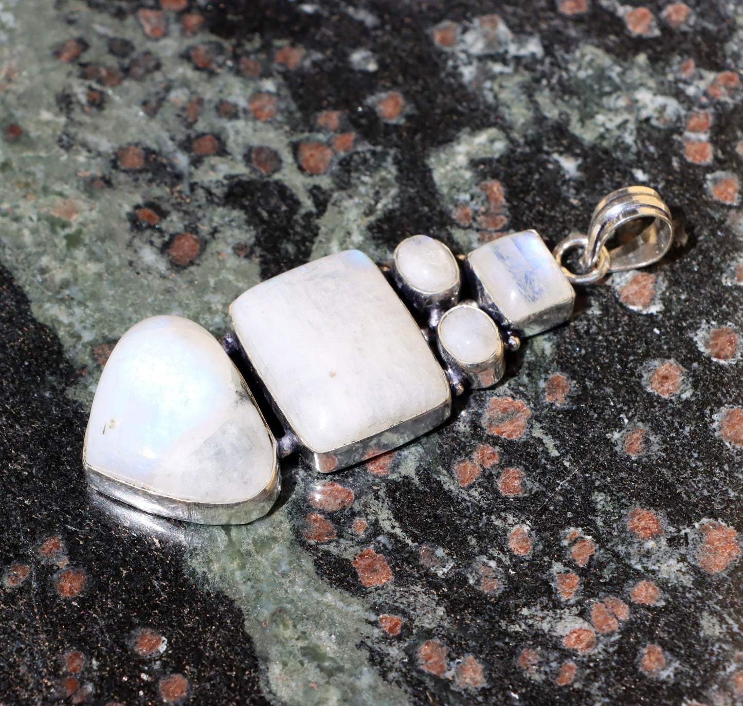 Amulet měsíční kámen "Píseň pěti lun" - Supreme Panthers