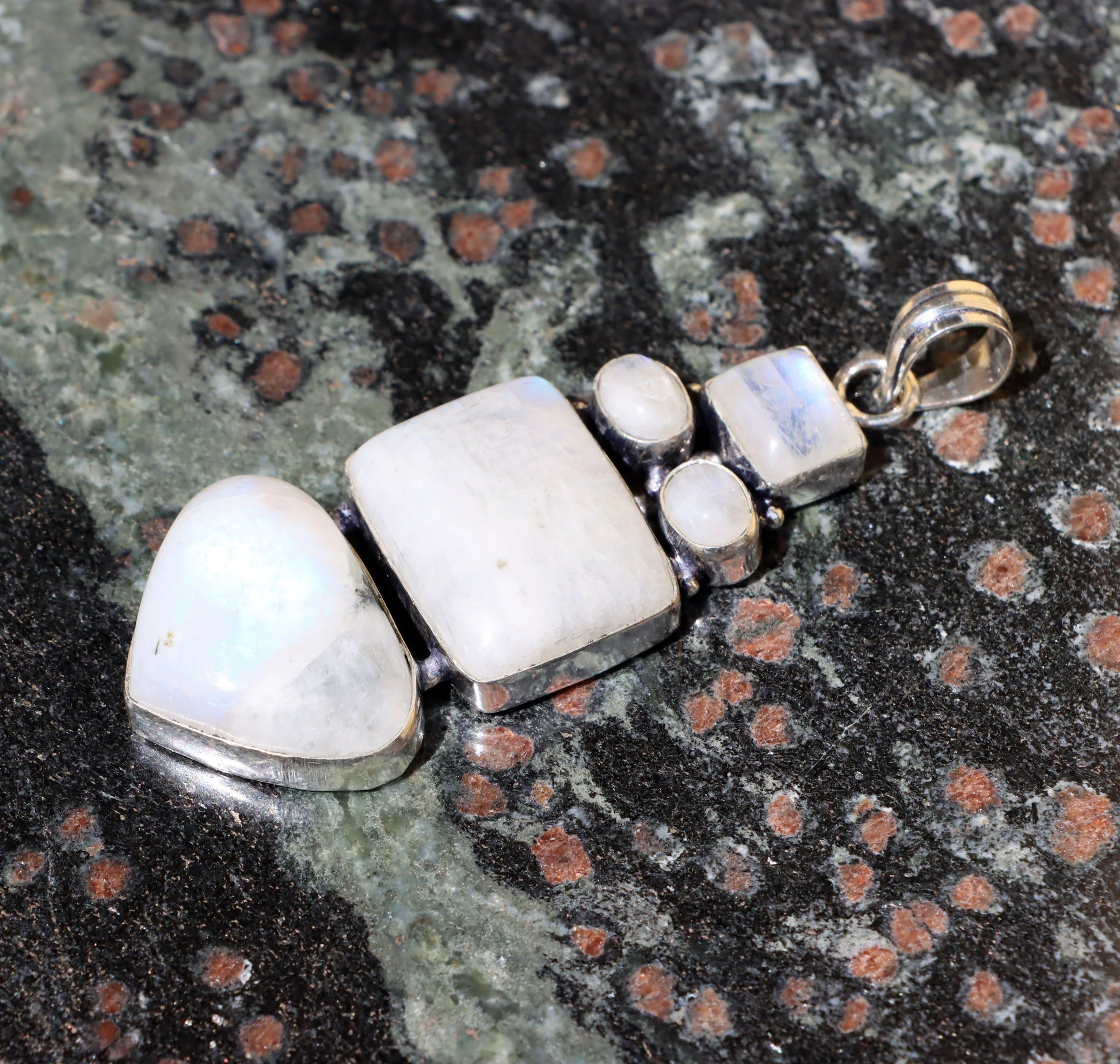 Amulet měsíční kámen "Píseň pěti lun" - Supreme Panthers