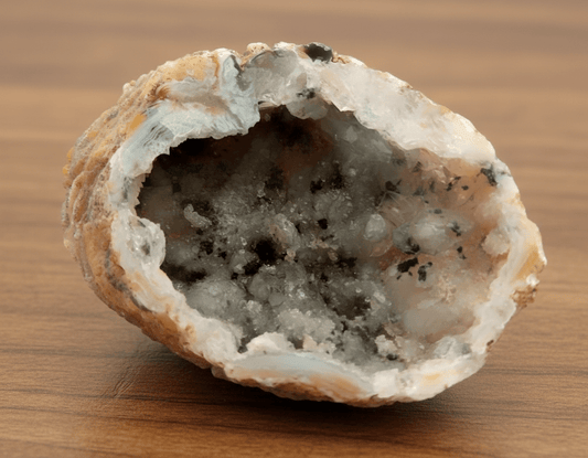 Dutiny krystalického chalcedonu v dutině - Supreme Panthers