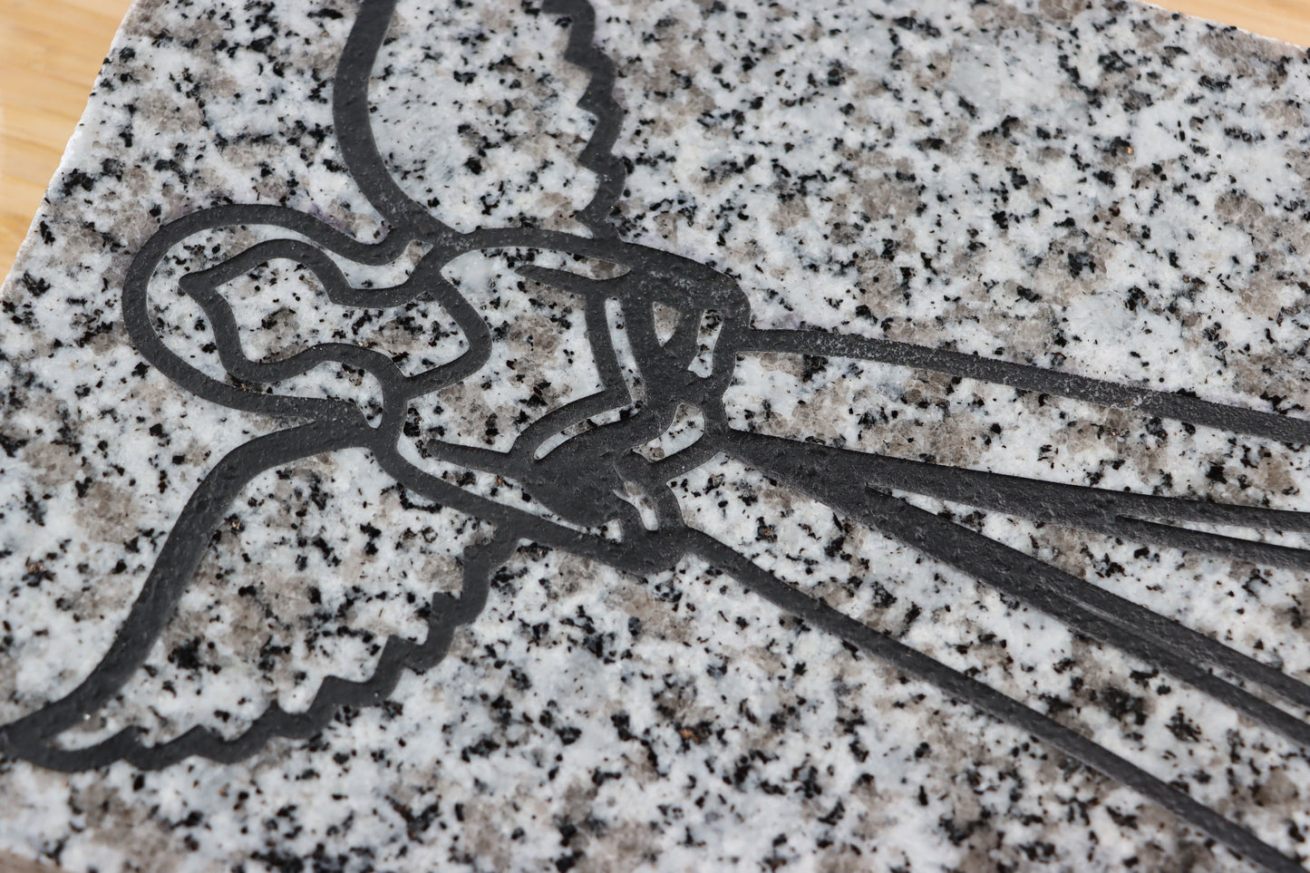 Gravírovaný andílek ve sněhové žule - Supreme Panthers