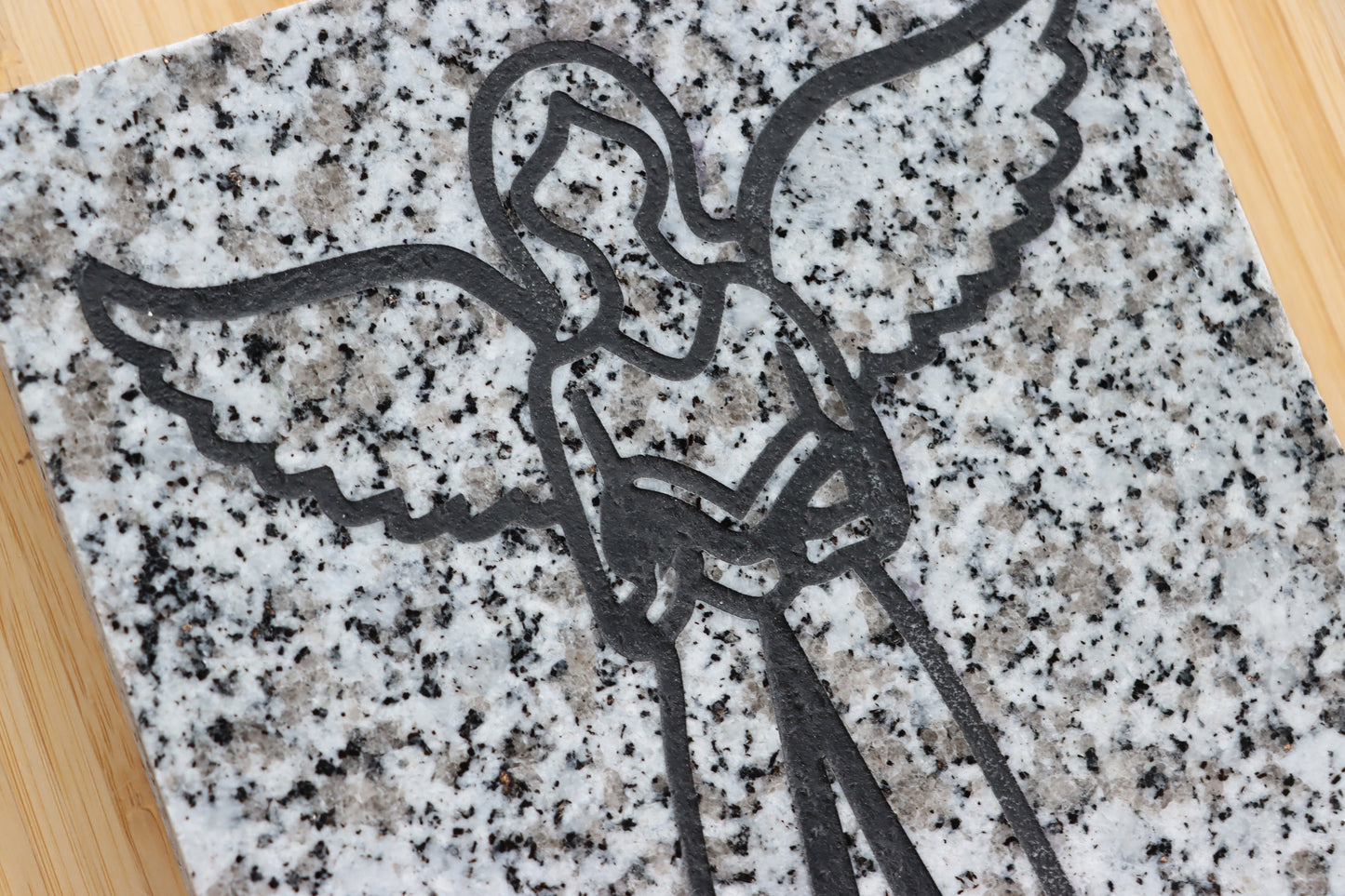 Gravírovaný andílek ve sněhové žule - Supreme Panthers