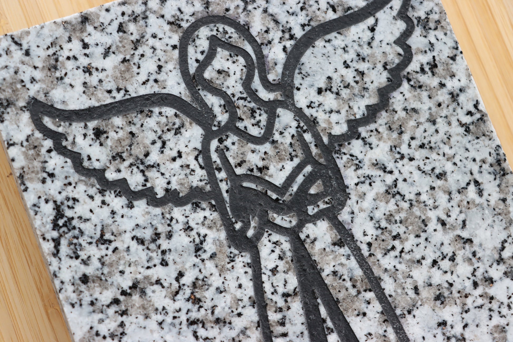 Gravírovaný andílek ve sněhové žule - Supreme Panthers