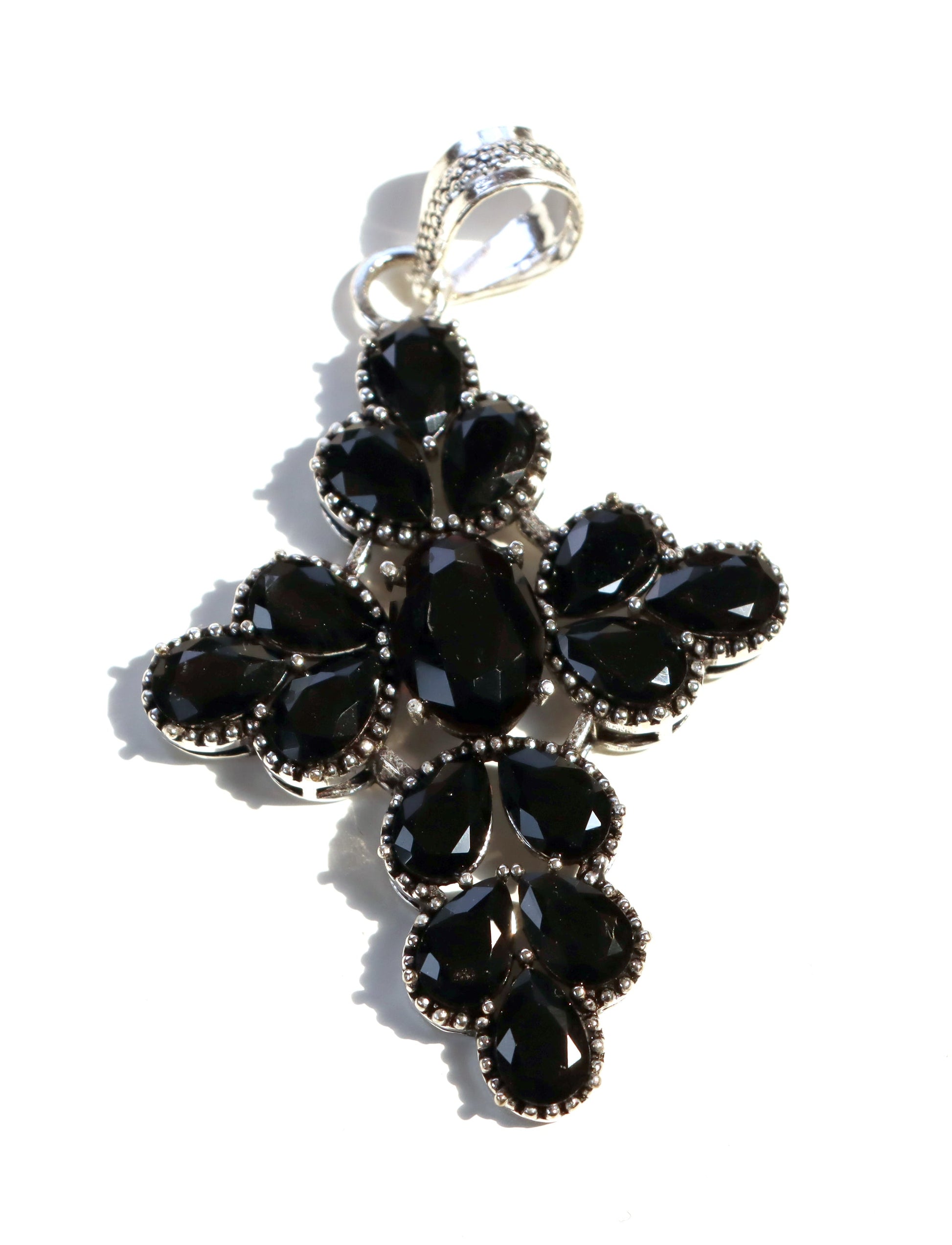 Kříž s onyxem – síla ticha a ochrany - Supreme Panthers