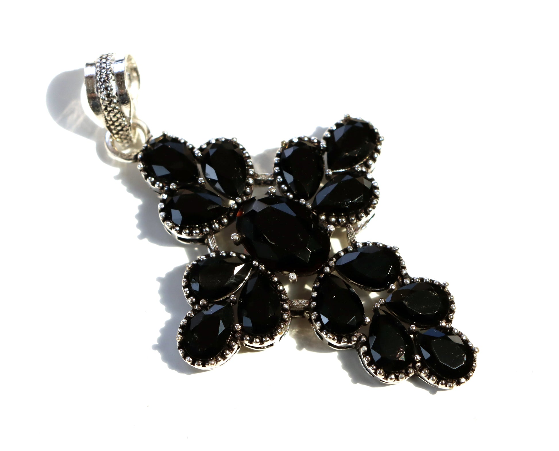 Kříž s onyxem – síla ticha a ochrany - Supreme Panthers