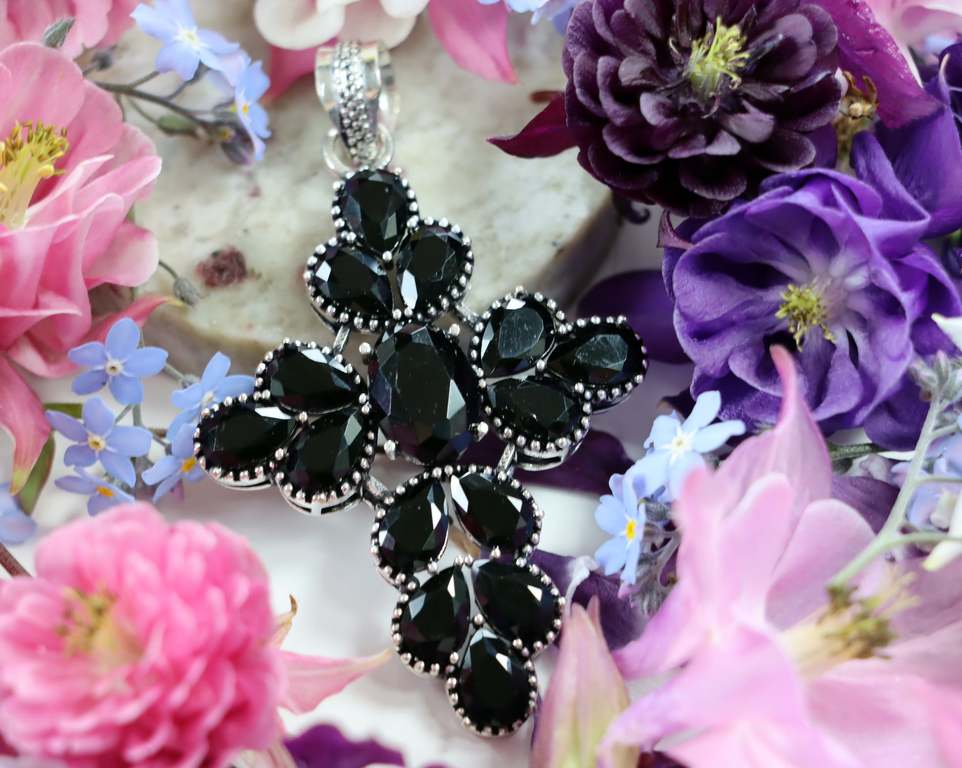 Kříž s onyxem – síla ticha a ochrany - Supreme Panthers