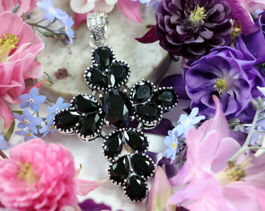 Kříž s onyxem – síla ticha a ochrany - Supreme Panthers