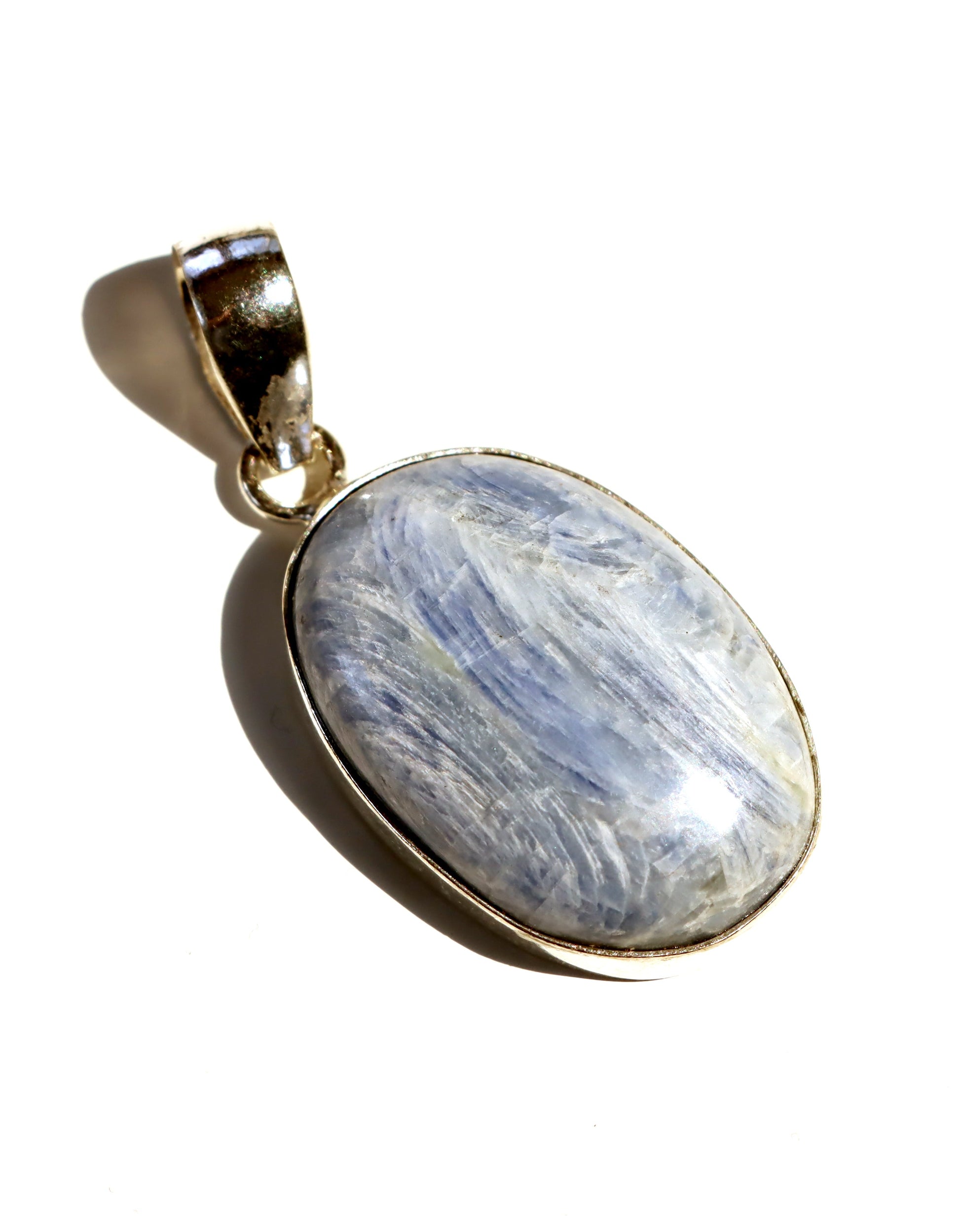 Kyanit – přívěsek klidu a přirozené čistoty - Supreme Panthers