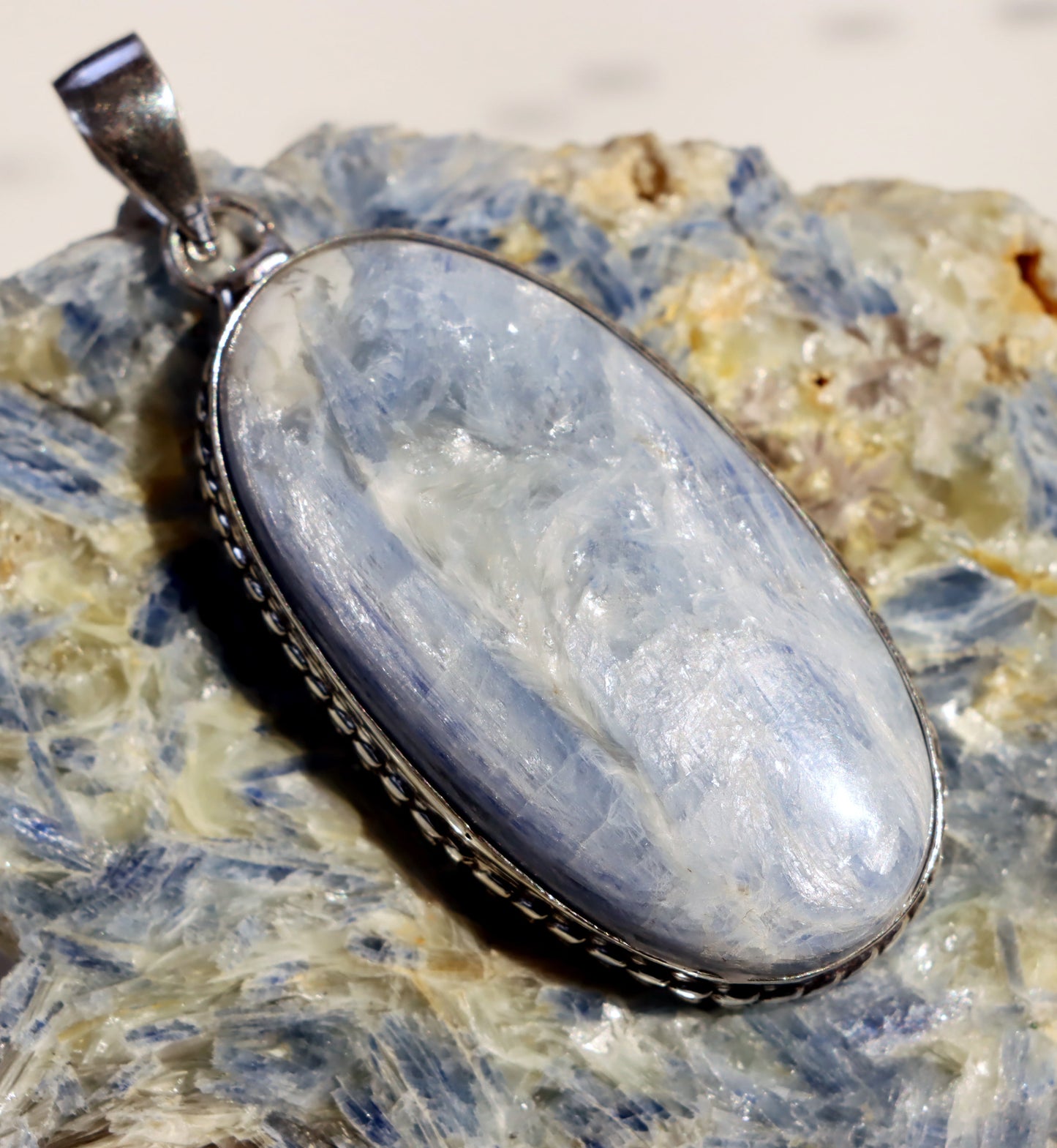 Kyanit – přívěsek s klidem horské říčky - Supreme Panthers