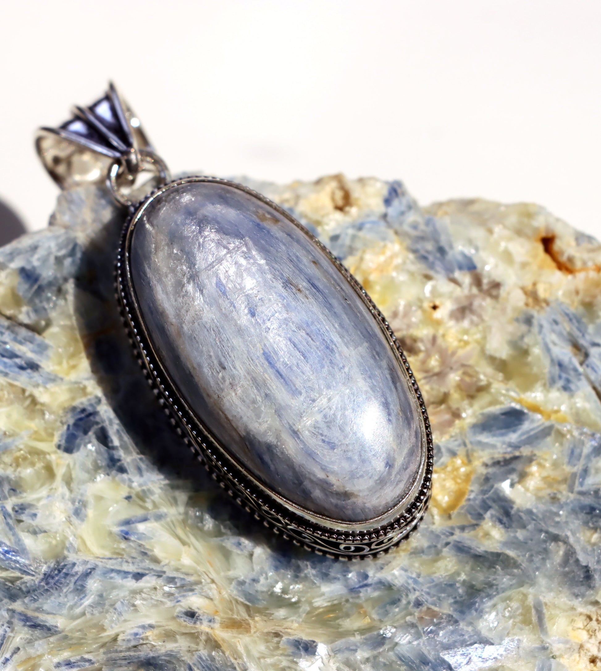 Kyanit – šperk čistoty a soustředění - Supreme Panthers