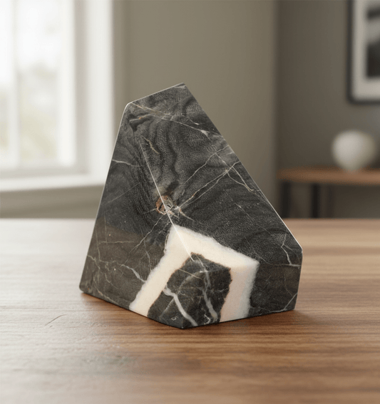 Masivní těžítko z deskatého korálu protnuté kalcitovou žilou - Supreme Panthers