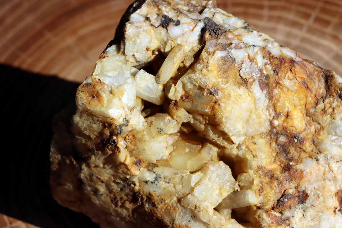 Mléčný křišťál s hematitem - Supreme Panthers