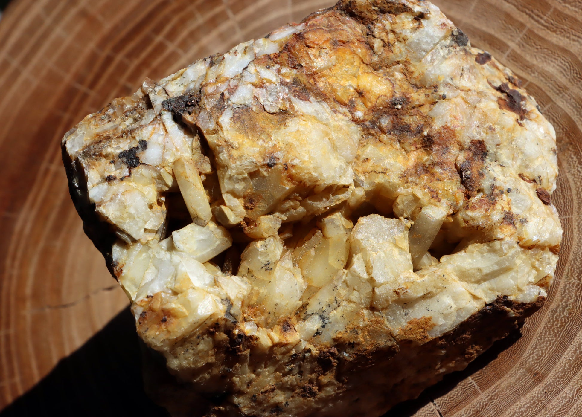 Mléčný křišťál s hematitem - Supreme Panthers