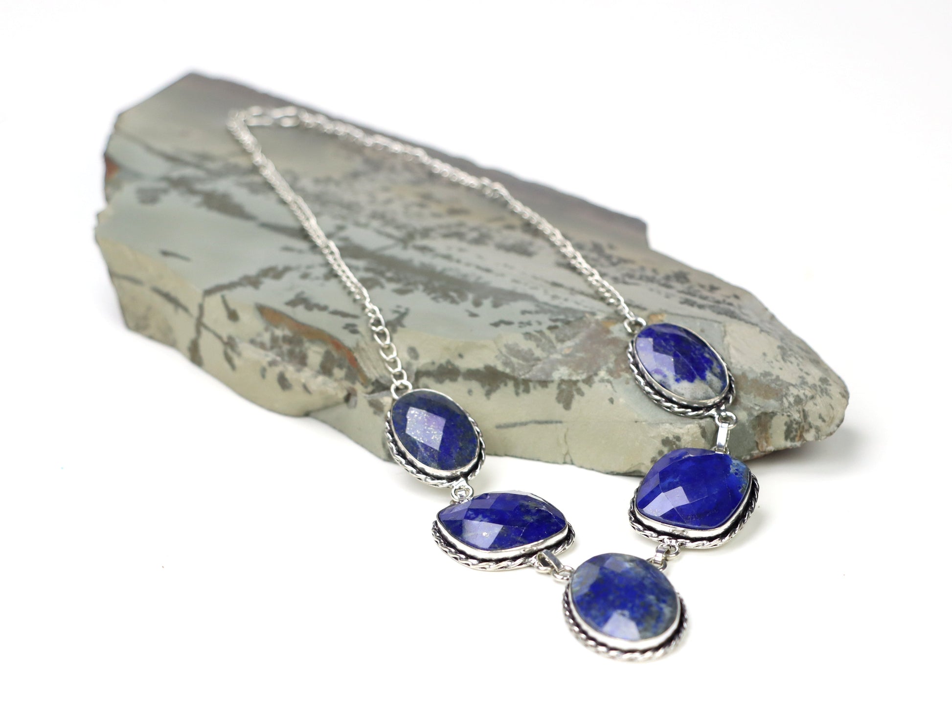 Náhrdelník „Hlubina modři“ – fazetovaný lapis lazuli - Supreme Panthers