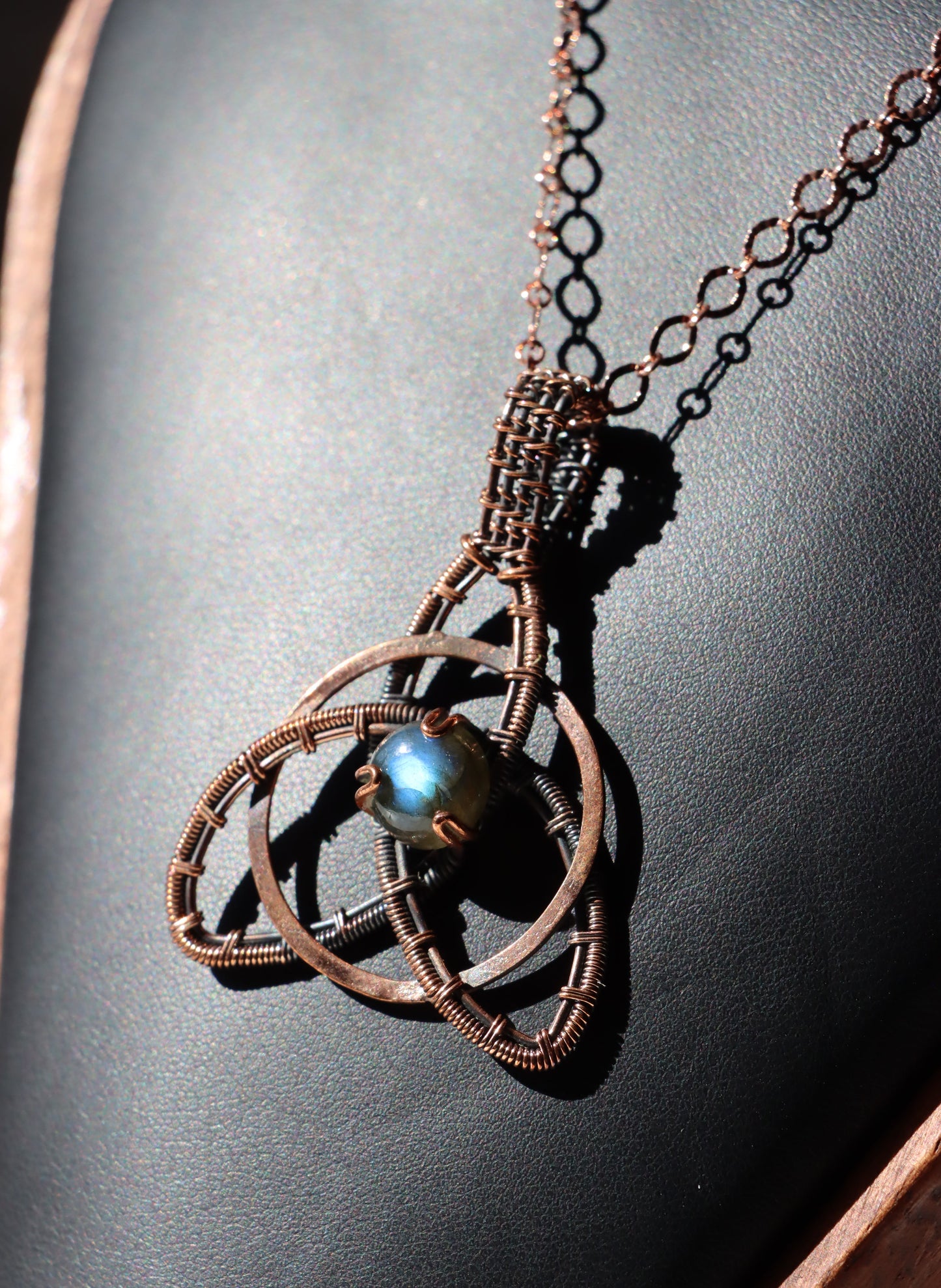 Náhrdelník s labradoritem měděný "Hvězdná smyčka" - Supreme Panthers