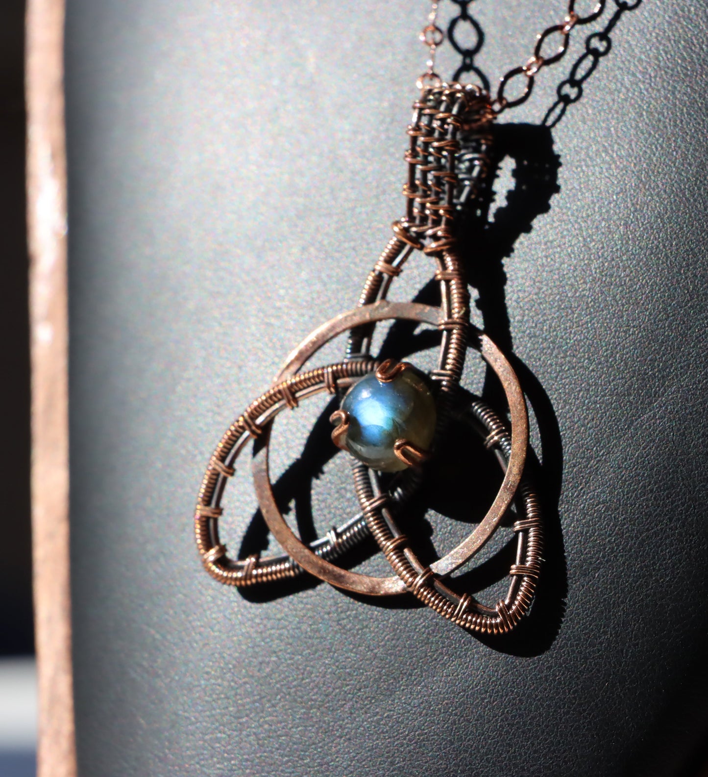 Náhrdelník s labradoritem měděný "Hvězdná smyčka" - Supreme Panthers