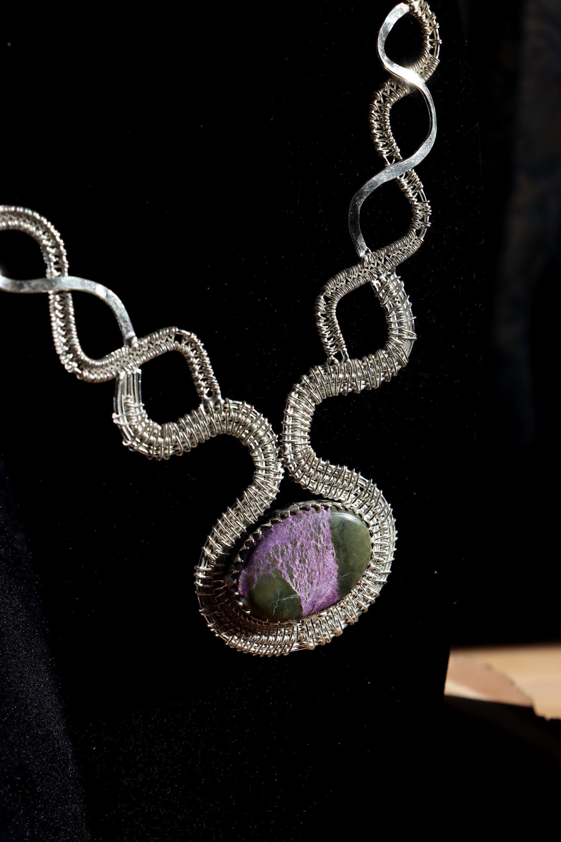 Náhrdelník z pletených hadů purpurit - Supreme Panthers